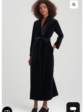 Natori Black Velvet Tie-Waist Robe